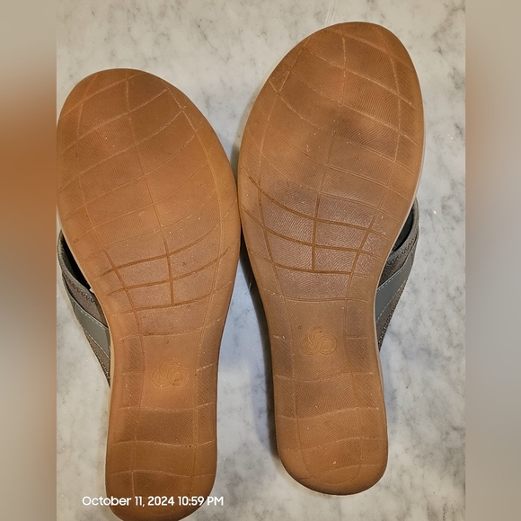 Clark's Cloudstepper Sage Green Thong Sandals - Picture 10 of 10